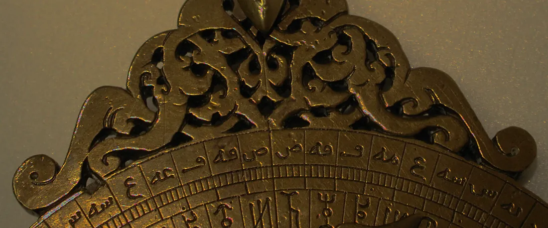 Détail d’un astrolabe en laiton portant des graduations et des inscriptions en arabe, 1291