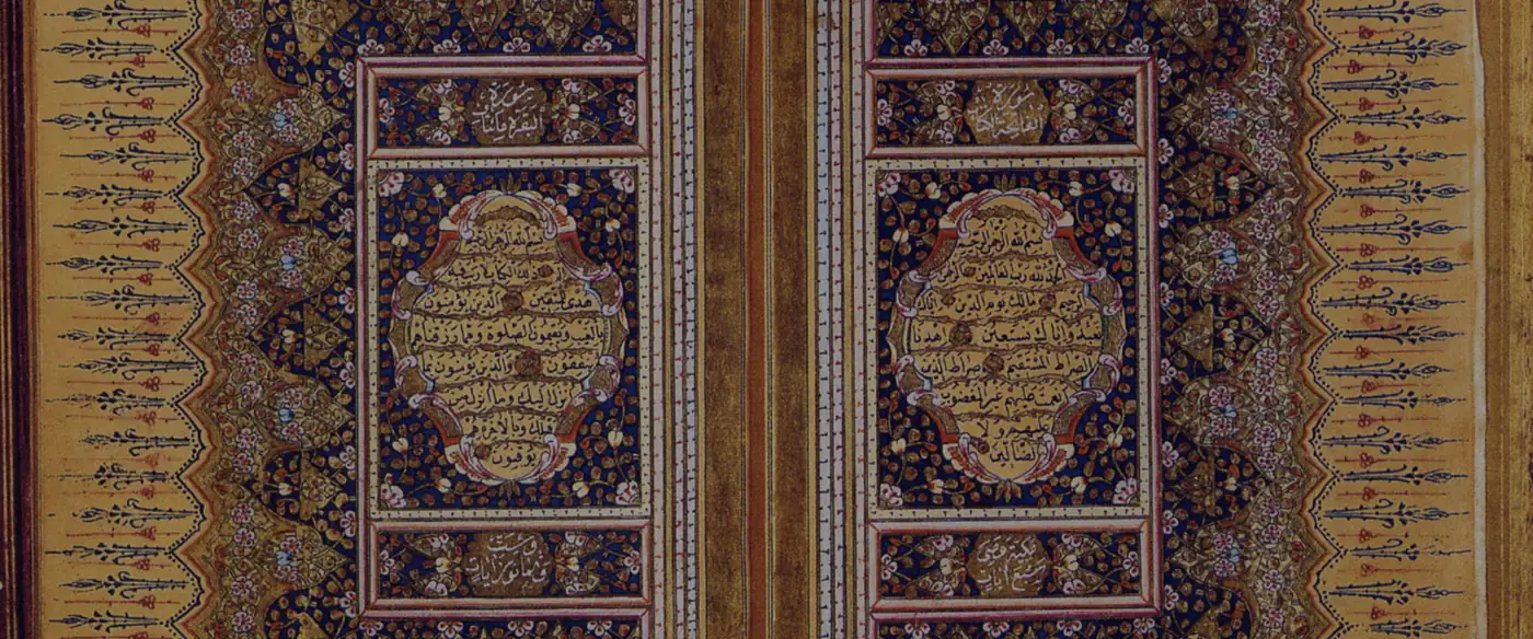 Double page d’ouverture enluminée d’un Coran ottoman de 1851-52 : sourate al-Fâtiha et début d’al-Baqara, entourées d’un décor d’or et de bleu nuit à motifs floraux