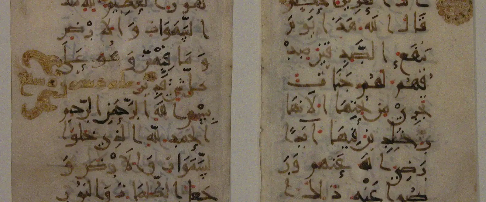 Deux folios d’un Coran ancien, au titre de sourate doré